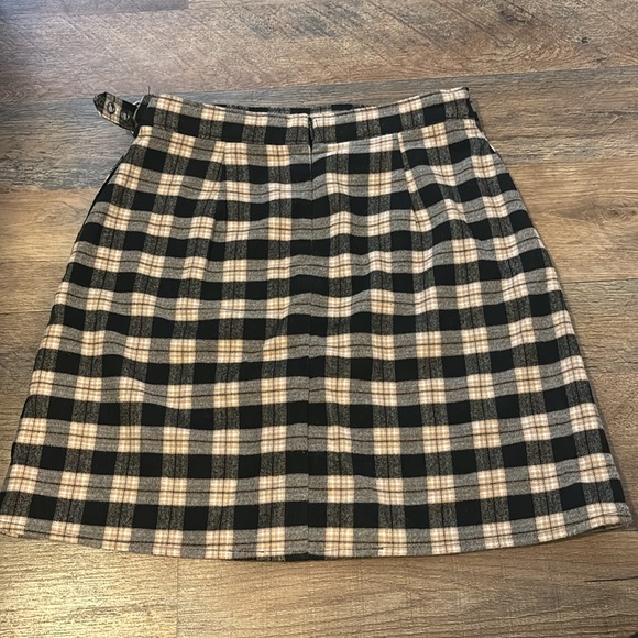 MAKE AN OFFER!! Mini skirt from Hollister, also has pockets. New condition - Picture 2 of 3